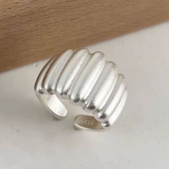 Anthropologie Jewelry - ⚜️ Silver S925 Ribbed Ring